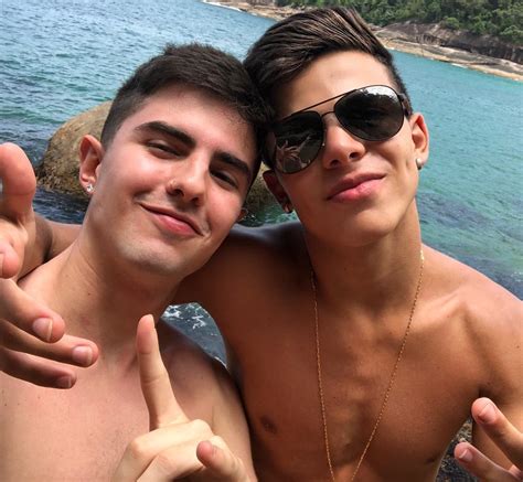 Vídeo do famoso Thomaz Costa pelado e gozando 